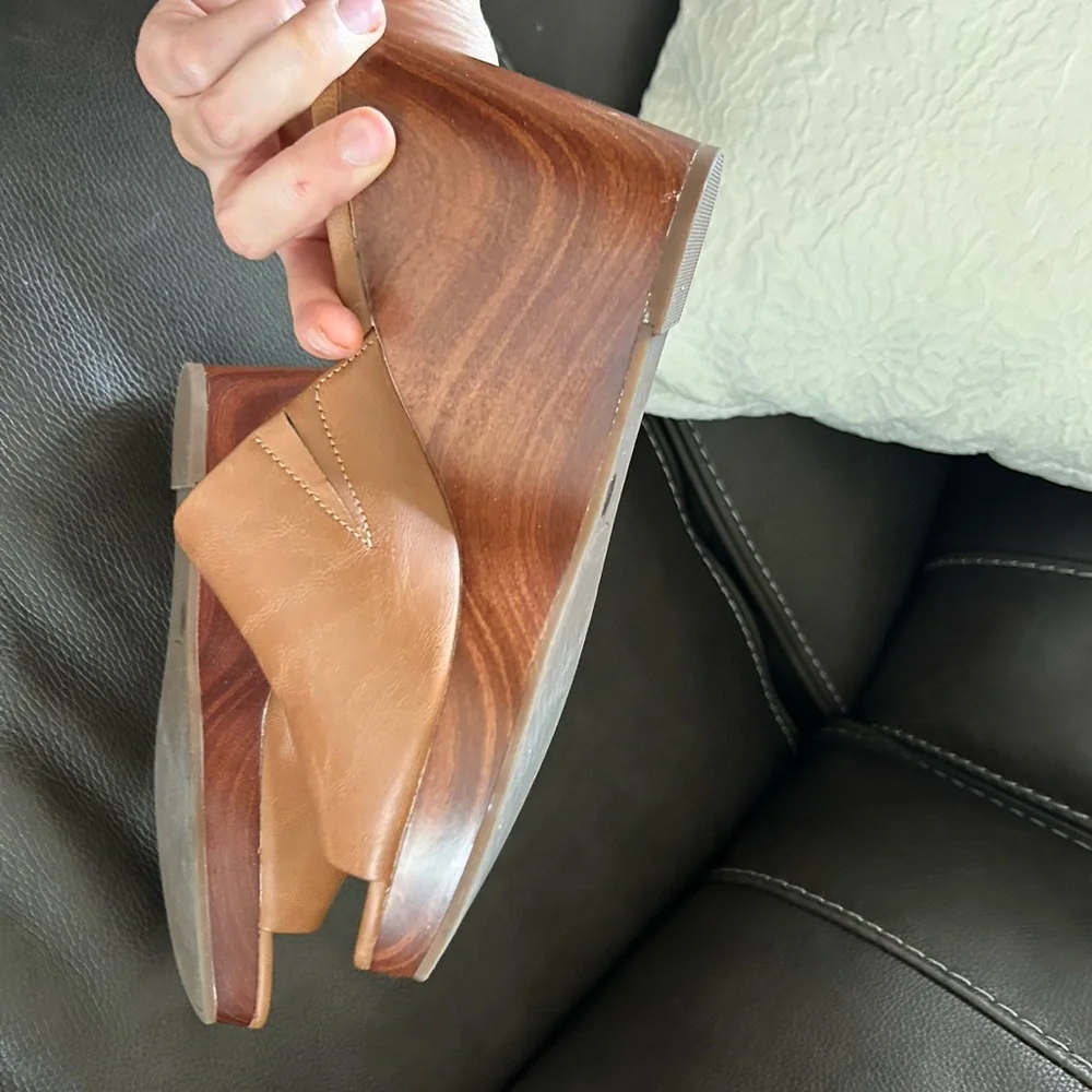 Jessica Simpson Tan Platform Mules with Closed Toe and Slip-On Design - Picture 7 of 8